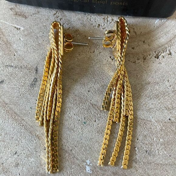 Avon Shimmering Chain Earrings - Picture 4 of 4